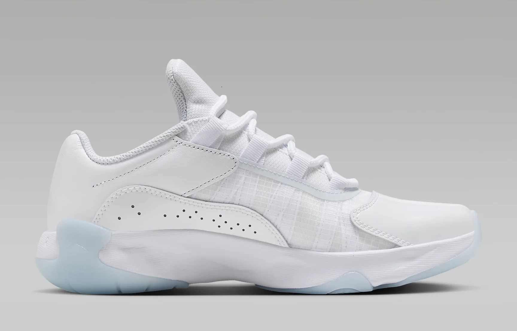 Женские кроссовки Nike Air Jordan 11 CMFT Low